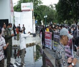 Aksi massa AMRIS di Kejati Riau.(foto: bayu/halloriau.com)