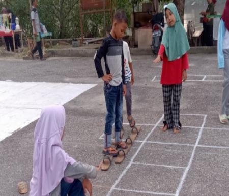 Anak-anak Desa Benteng Hulu saat bermain dalam kegiatan Bebual Selepas Penat yang digagas pemuda setempat.(foto: meri/halloriau.com)
