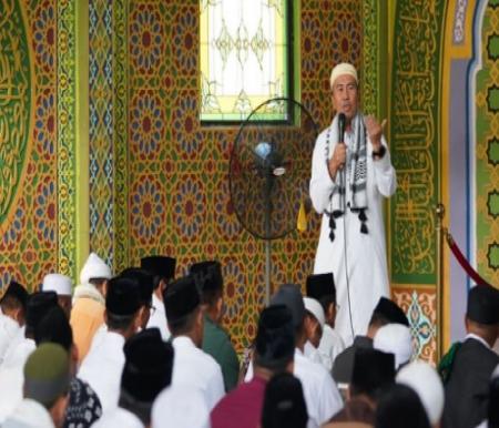 Gubernur Riau, Syamsuar saat salat Iduladha di Masjid Raya Sultan Zainal Abidin Syah, Rantau Kasai, Kecamatan Tambusai Utara.(foto: mcr)