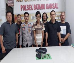 Tersangka JM saat diamankan di Mapolsek Batang Gansal.(foto: andri/halloriau.com)