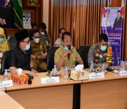 Asisten Perekonomian dan Pembangunan Heri Indra Putra rapat melalui video conference dengan Tim Satgas Covid-19 Provinsi Riau. 