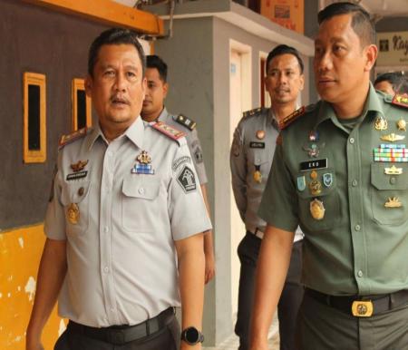 Dandim 0301 Pekanbaru Kolonel (Kav) Yuli Eko Hadiyanto bersama Karutan Kelas I Pekanbaru, Erwin Saleh Siregar (foto/int)