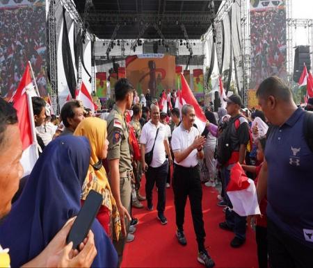 Gubri Syamsuar menyerahkan secara simbolis bendera Merah Putih kepada Ketua FPK Riau. 