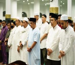 Gubernur Riau, Syamsuar dan Wakil Gubernur Riau, Edy Natar mengikuti salat tarawih malam pertama Ramadan 1444 H di Masjid Raya Annur Riau.(foto: mcr)