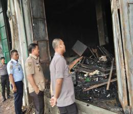 Wabup Halim bersama Kapolres AKBP M Mustofa saat meninjau gudang arsip milik Pemkab yang terbakar.