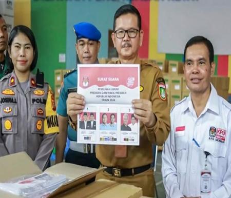 Sekda Dumai, Indra Gunawan didampingi Wakapolres Dumai dan Ketua KPU Dumai Darwis meninjau pelipatan surat suara (foto/bambang)