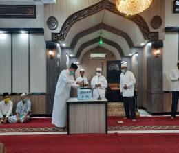 Pj Walikota Dumai, H Jonli launching Gerakan Wakaf Seribu Rupiah Perhari di Masjid Nurul Yaqin Jalan Paus, akhir pekan lalu.