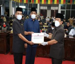 Bupati Rohul, Sukiman sampaikan Ranperda RPJMD 2021-2026 yang diterima pimpinan DPRD Rohul.