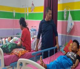 Sekretaris Komisi III DPRD Kuansing Aswimar kunjungi pasien DBD.
