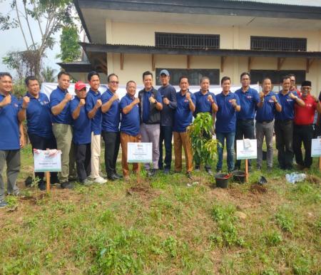 Jajaran manajemen PT RAPP foto bersama Asisten I Setda Pelalawan usai menanam bibit kelor di Pangkalan Kerinci Kota (foto/ist)