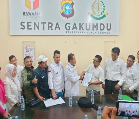Tim Hukum AMIN Riau saat melapor ke Bawaslu Riau (foto:ist)