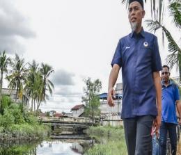 Walikota Dumai H Paisal meninjau Sungai Dumai, Rabu (2/11/2022).(foto: bambang/halloriau.com)