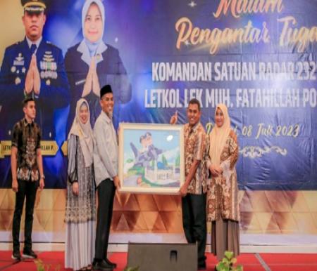 Walikota Dumai memberikan lukisan untuk Dansatradar 232 Dumai yang pindah tugas ke Komando Operasi I TNI AURI.(foto: bambang/halloriau.com)