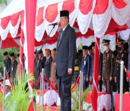 Bupati Siak, Alfedri memimpin upacara peringatan Hari Pahlawan di Lapangan Tugu Siak.(foto: diana/halloriau.com)