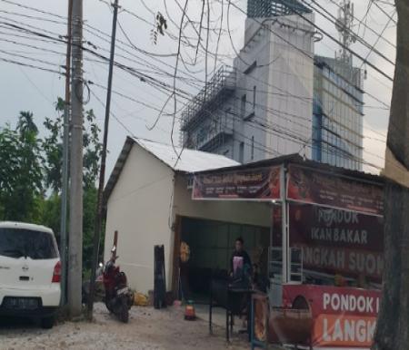 Bangunan melanggar GSB di Jalan Arifin Ahmad Pekanbaru.(foto: rahmat/halloriau.com)