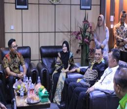 Pj Walikota Pekanbaru, Muflihun bersama Bupati Solok Selatan dan rombongan di MPP Pekanbaru.(foto: pgi)