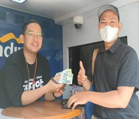 Masyarakat menukarkan uang kecil untuk lebaran di loket BI Riau.(foto: barkah/halloriau.com)