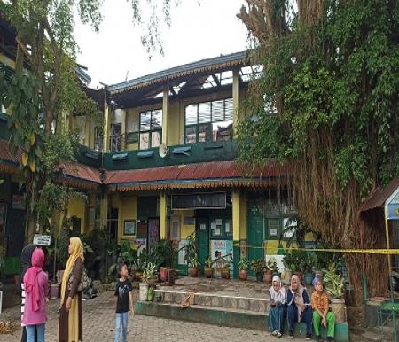 Wali murid melihat bangunan sekolah SDN 83 Pekanbaru yang terbakar (foto/rahmat-halloriau)