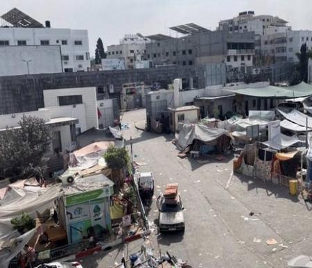 Tenda dan tempat berlindung yang digunakan oleh pengungsi Palestina berdiri di halaman rumah sakit Al Shifa selama operasi darat Israel di sekitar rumah sakit tersebut, di Kota Gaza, Minggu (12/11/2023). Foto: Ahmed El Mokhallalati/via REUTERS