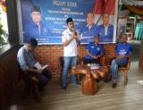 Ketua DPC Partai Demokrat Bengkalis Nur Azmi Hasyim memberikan smabutan saat menggelar acara silaturahmi ngopi sore bersama pengurus