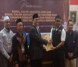 KH M Mursyid mendaftarkan diri sebagai Balon DPD RI ke KPU Riau.(foto: rivo/halloriau.com)