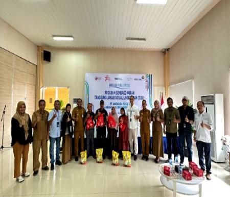 Jajaran Manajemen dan Direksi AP II bersama Camat Marpoyan dan Bukit Raya dalam program Sembako Murah HUT ke-39 AP II di Bandara SSK II Pekanbaru.(foto: bayu/halloriau.com)