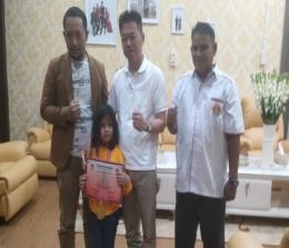 Bupati Rohil, Afrizal Sintong bersama Natasya, pecatur junior Rohil yang sukses di Kejurnas.(foto: afrizal/halloriau.com)