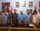 Dheni Kurnia saat mengembalikan berkas formulir penjaringan ke DPC PDI Perjuangan Kota Pekanbaru 