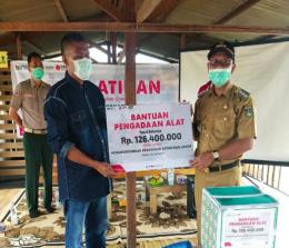 Camat Dumai Timur, Zulfahren secara simbolis menyerahkan bantuan Pertamina RU II Dumai kepada Yustanto ketua MPA Kelurahan Tanjung Palas.
