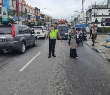 Anggota Satlantas Polresta Pekanbaru melakukan olah TKP pada kasus kecelakaan lalu lintas yang menewaskan seorang remaja, di Jalan Riau, Kota Pekanbaru, Riau, Rabu (7/6/2023).(Dok. Satlantas Polresta Pekanbaru)