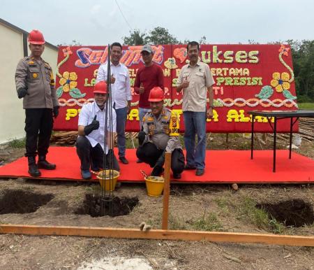 Peletakan batu pertama pembangunan lapangan mini Soccer di Mapolres Kepulauan Meranti