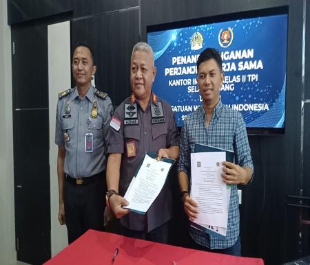 Kantor Imigrasi Kelas II TPI Selatpanjang, Kabupaten Kepulauan Meranti melakukan MoU dengan Persatuan Wartawan Indonesia (PWI) Kepulauan Meranti