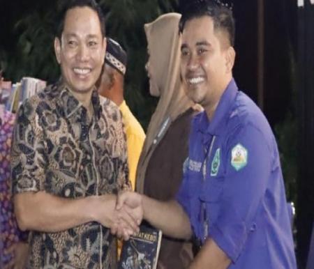 Ketua DPRD Siak, Indra Gunawan dan Penghulu Kampung Teluk Batil.(foto: diana/halloriau.com)
