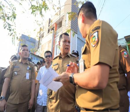 Pj Walikota Pekanbaru, Muflihun menyampaikan bahwa Pemko Pekanbaru berkomitmen melakukan overlay jalan rusak (foto/ist)