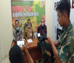 Jubir Tim Gugus Tugas Covid-19 Rohul Yusmar didampingi Kadiskes dr Bambang dan Direktur RSUD Rohul dr Novil Rachel, beri keterangan pers.