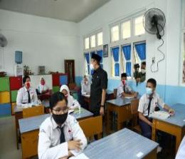 Gubri Syamsuar saat memantau situasi kelas di sekolah (foto/int)