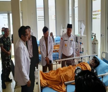 Bupati Kuansing, Suhardiman Amby menanyakan kondisi seorang pasien gagal ginjal yang menjalani cuci darah (foto/ultra)