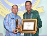 Pj Walikota Dumai, Arlizman Agus didampingi Kepala Dishub  Dumai, Bambang Sumantri memegang piala WTN.