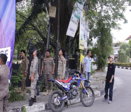 Bawaslu Pekanbaru bersama Satpol PP Pekanbaru menertibkan APK Caleg (foto/int)
