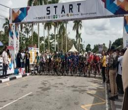 Peserta balap sepeda Tour de Siak (TdSi) melintasi Etape II menuju Kota Pekanbaru (foto/Din)