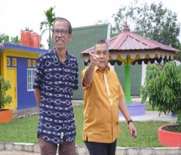 Bupati Magetan, Suprawoto (kiri) diajak keliling oleh Wagub Riau Edy Natar di Taman Gembira Durilengkeng (foto/int)