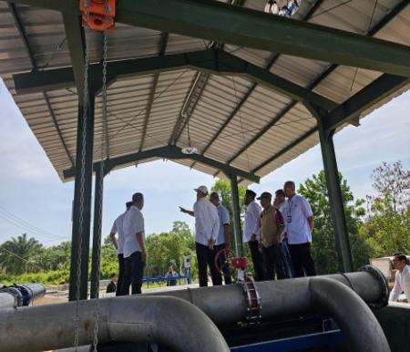 Walikota Dumai, Paisal meninjau instalasi pengolahan air bersih kapasitas 125 liter per detik di Kecamatan Medang Kampai (foto/bambang)
