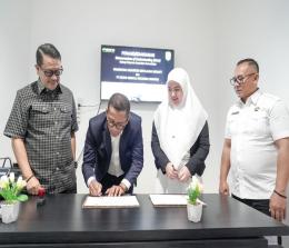Penandatanganan MoU antara Bupati Kepulauan Meranti, H. Muhammad Adil dengan Komisaris Utama PT. Restar Medical Indonesia, Elvina Dwitasari