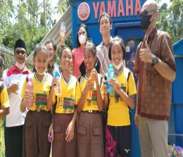 President Director PT YMNI, Takeshita Naotaka bersama anak-anak Desa Wirotaman, Kabupatan Malang.(foto: istimewa)