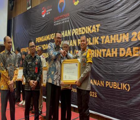Kapolres Pelalawan AKBP Suwinto menerima penghargaan penganugerahan Predikat Standar Pelayanan Publik tahun 2023 dari Ombudsman RI (foto/ist)