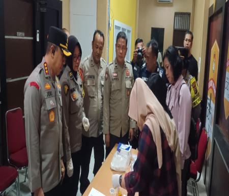 Polisi yang bertugas di KPU Pekanbaru dan gudang logistik Pemilu 2024 jalani tes urine (foto/ist) 