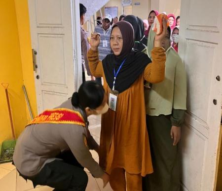 Polwan Polres Pelalawan memastikan keamanan di GOR Tengku Pangeran (foto/andi)