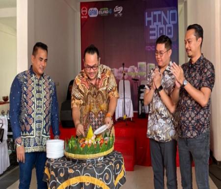 GM Persada Group, Timotius Adhitya bersama manajemen PT HMSI saat peresmian cabang ke-5 Hino Riau di Jalan SM Amin Pekanbaru.(foto: istimewa)