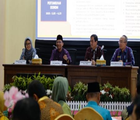 Kepala KPw BI Riau bersama Plh Sekdaprov Riau dalam kegiatan rilis makro ekonomi Riau.(foto: istimewa)
