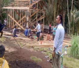 Warga Nipah Sendanu bergerak cepat, membangun kembali rumah salah satu warganya yang terbakar